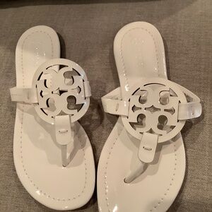 Tory Burch ivory patent 5.5 thong sandal